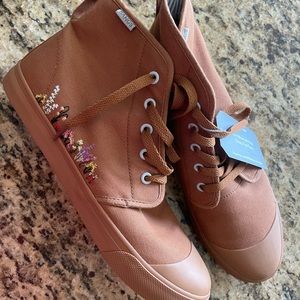 Bangs Sahara Sand Floral Shoes. Women’s size 10.5